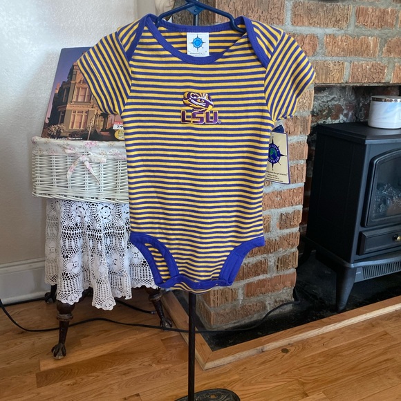 NWT CREATIVE KNITWEAR LSU TIGER ONESIE SIZE 6-9 months - Picture 13 of 16